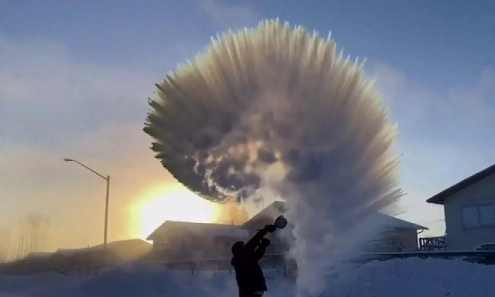 Ανεπανάληπτο βίντεο από τον Καναδά: Νερό παγώνει στον αέρα!